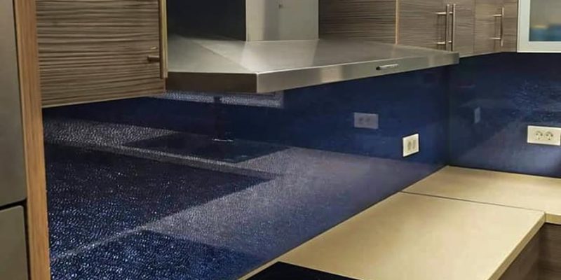 Επένδυση κουζίνας με κρακελέ καθρεφτιζόμενο κρύσταλλο  σε μπλε χρώμα